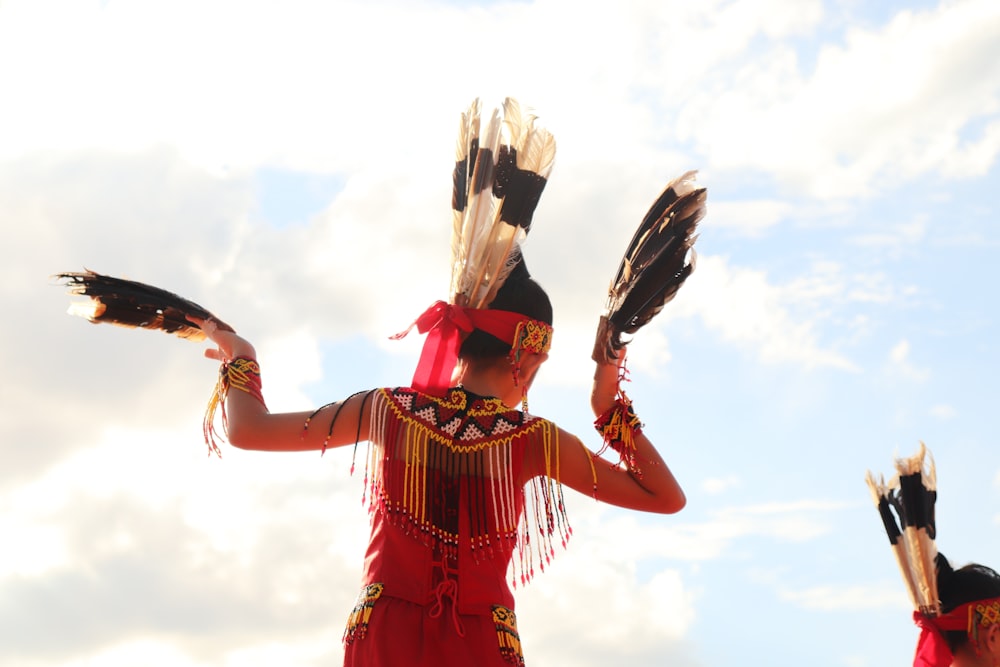 Femme en robe rouge avec des ailes noires