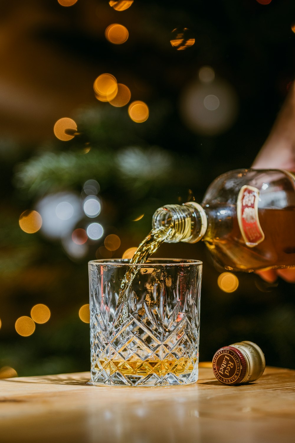 verre à boire transparent avec liquide brun