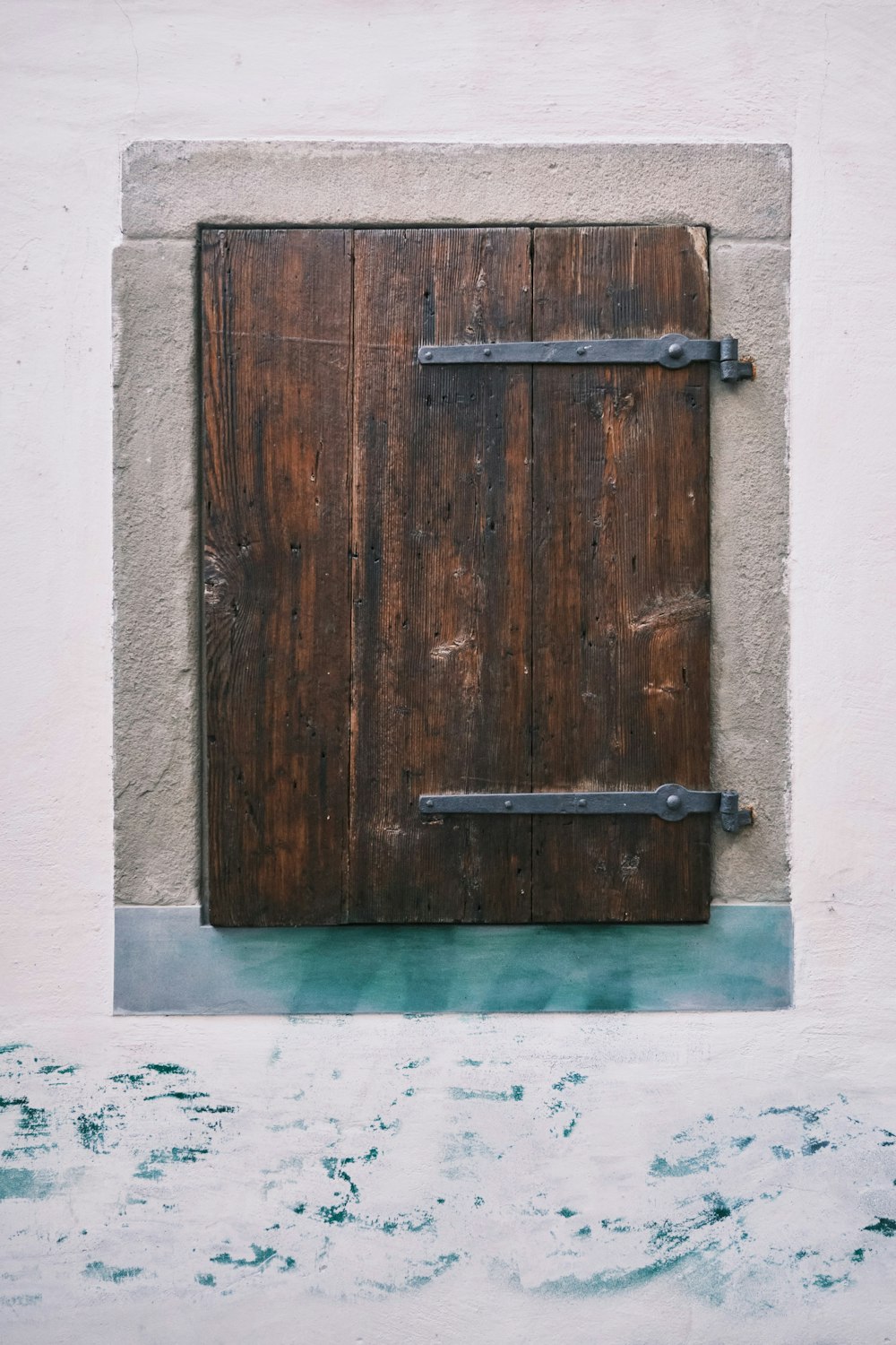 Porta in legno marrone con leva in metallo nero