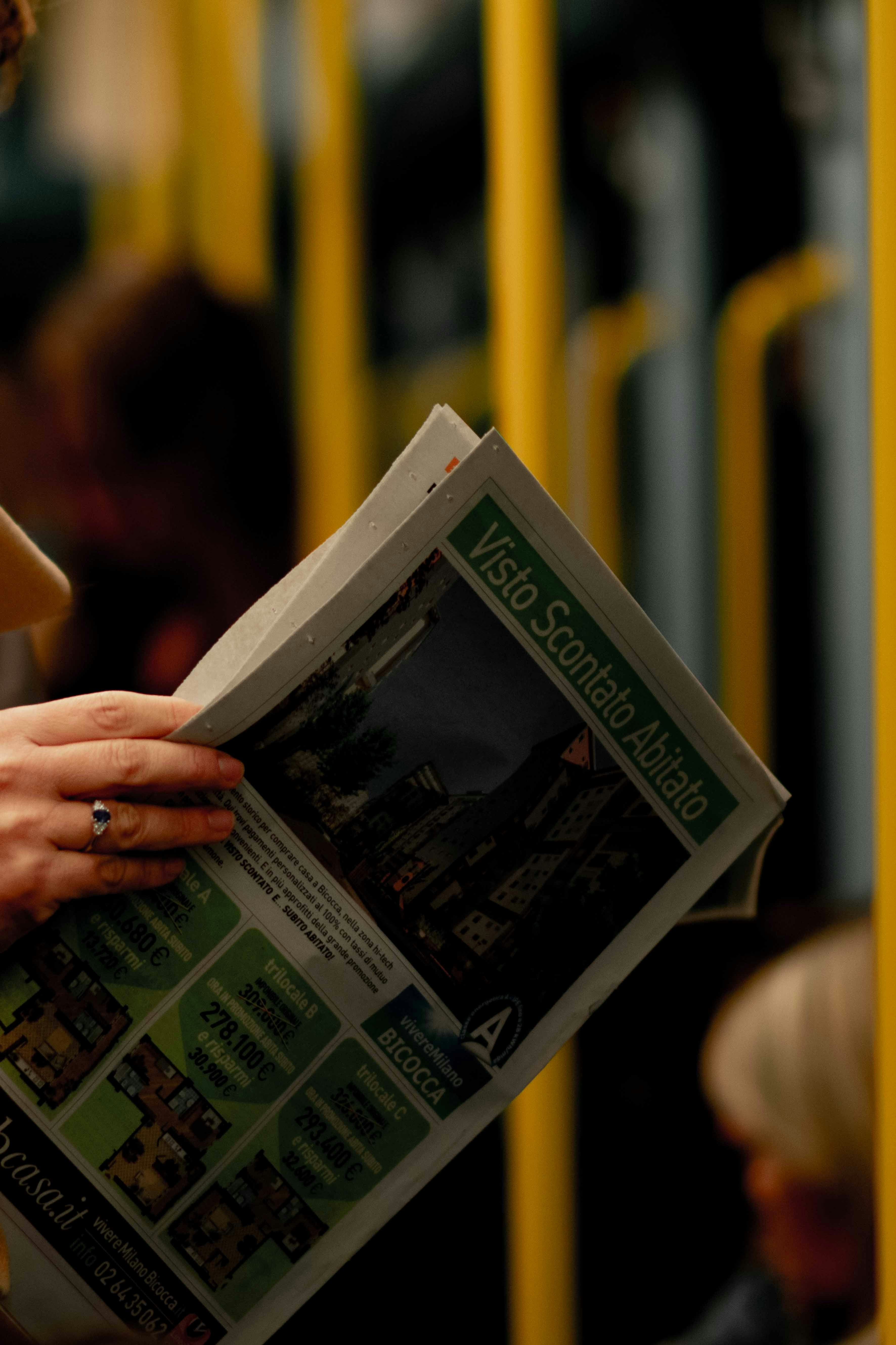 Persona che tiene il computer bianco della compressa