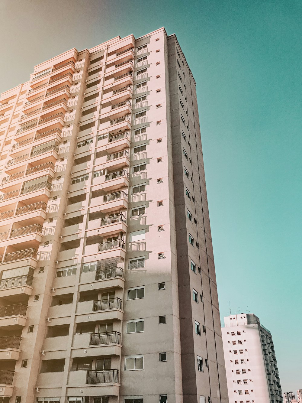 Braunes Betongebäude unter blauem Himmel tagsüber