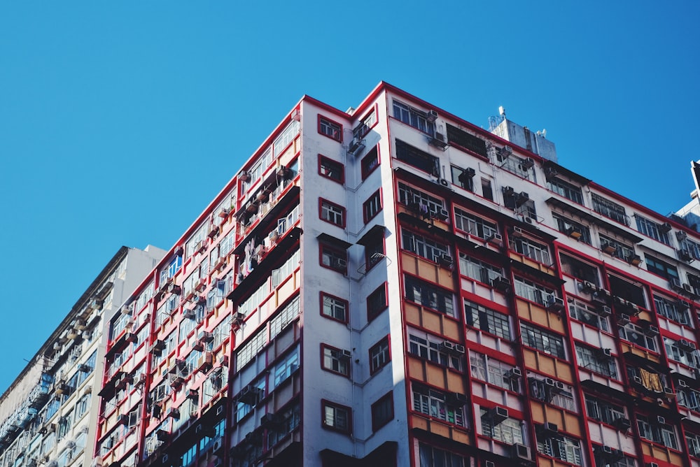 Weiß-rotes Betongebäude unter blauem Himmel tagsüber