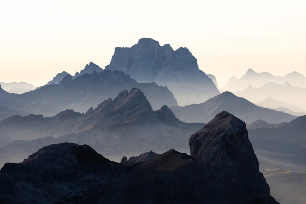 montagne bianche e nere sotto il cielo bianco durante il giorno