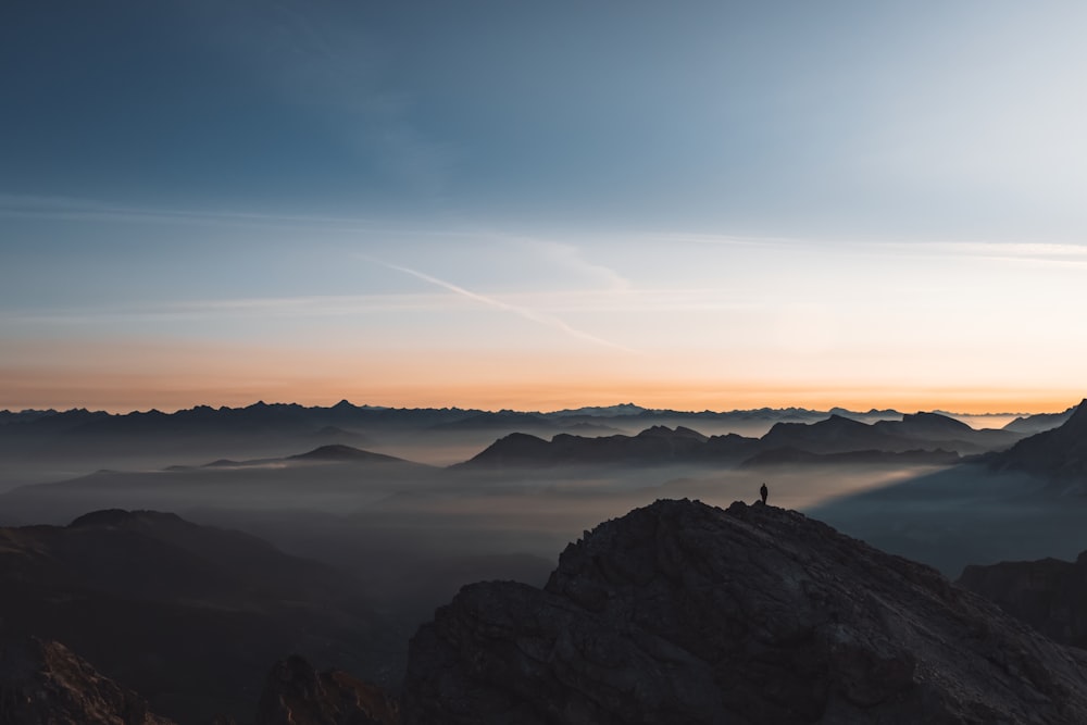 silhueta das montanhas durante o pôr do sol