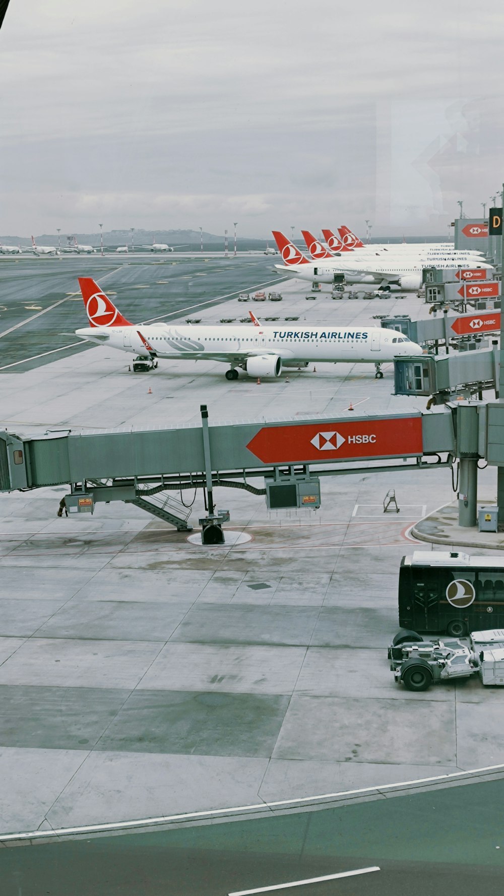 avion blanc et rouge sur l’aéroport pendant la journée