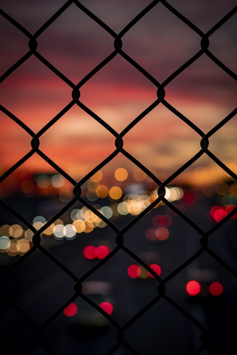 photographie d'une clôture à mailles de chaîne