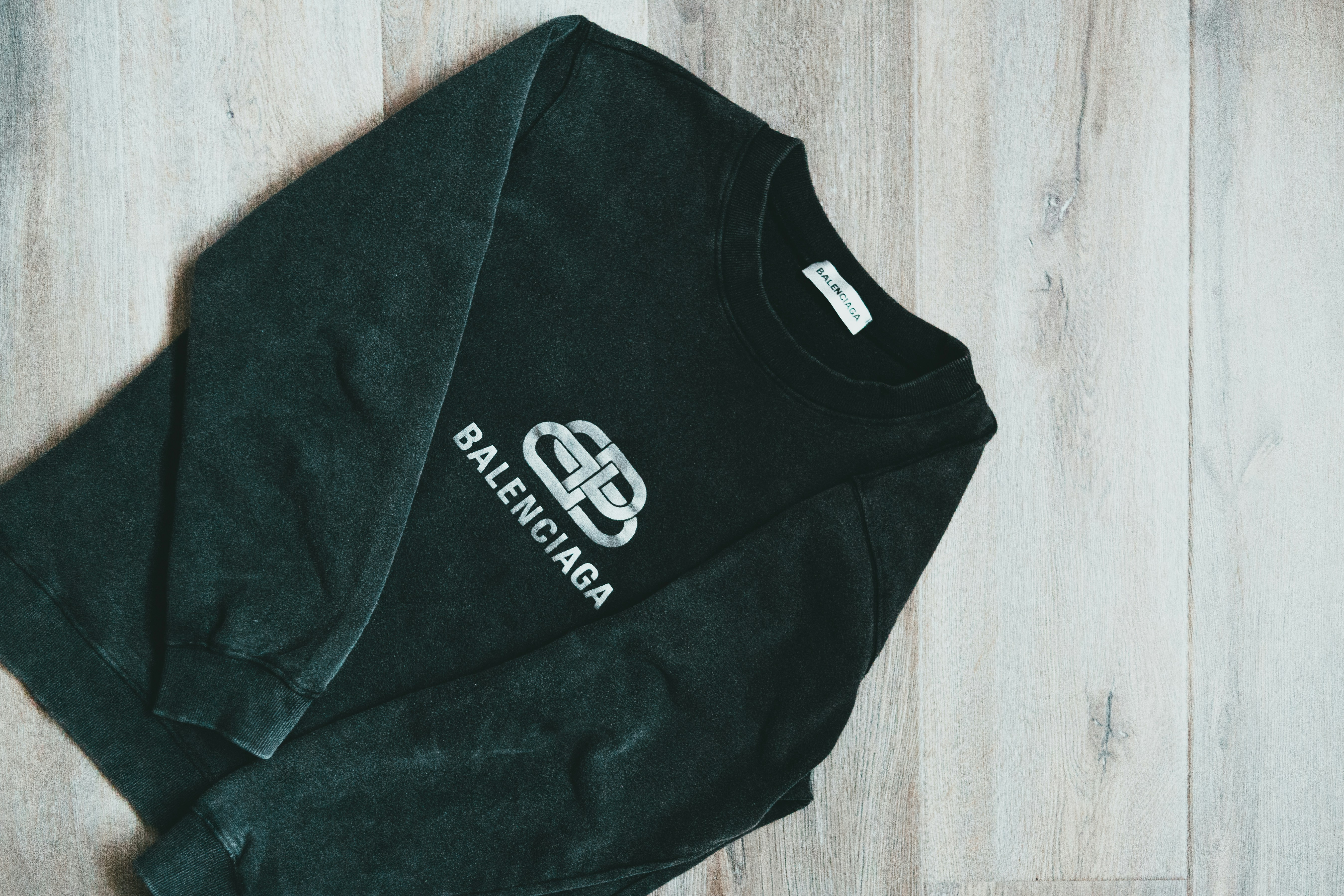 photo-1609344249728-825d1adbca2d?ixid=M3wxMjA3fDB8MXxzZWFyY2h8MTV8fGNvbWZvcnRhYmxlJTIwdHJhdmVsJTIwc3dlYXRzaGlydHN8ZW58MHx8fHwxNzYzNzI1NDQ0fDA\u0026ixlib=rb-4.1.0