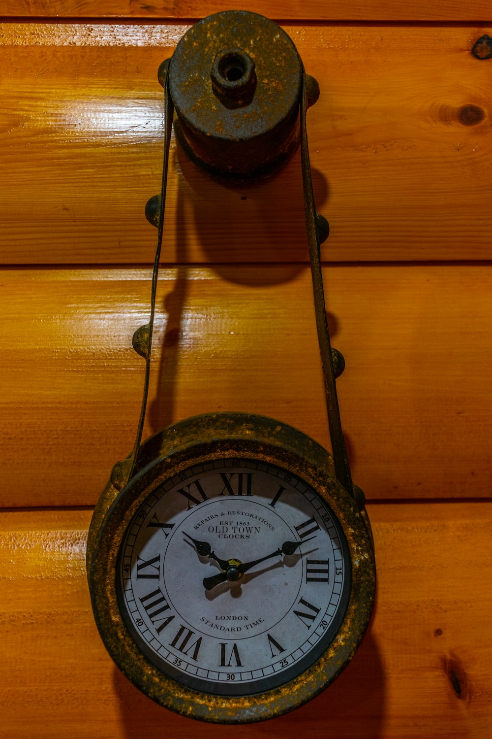 relógio analógico emoldurado de madeira marrom