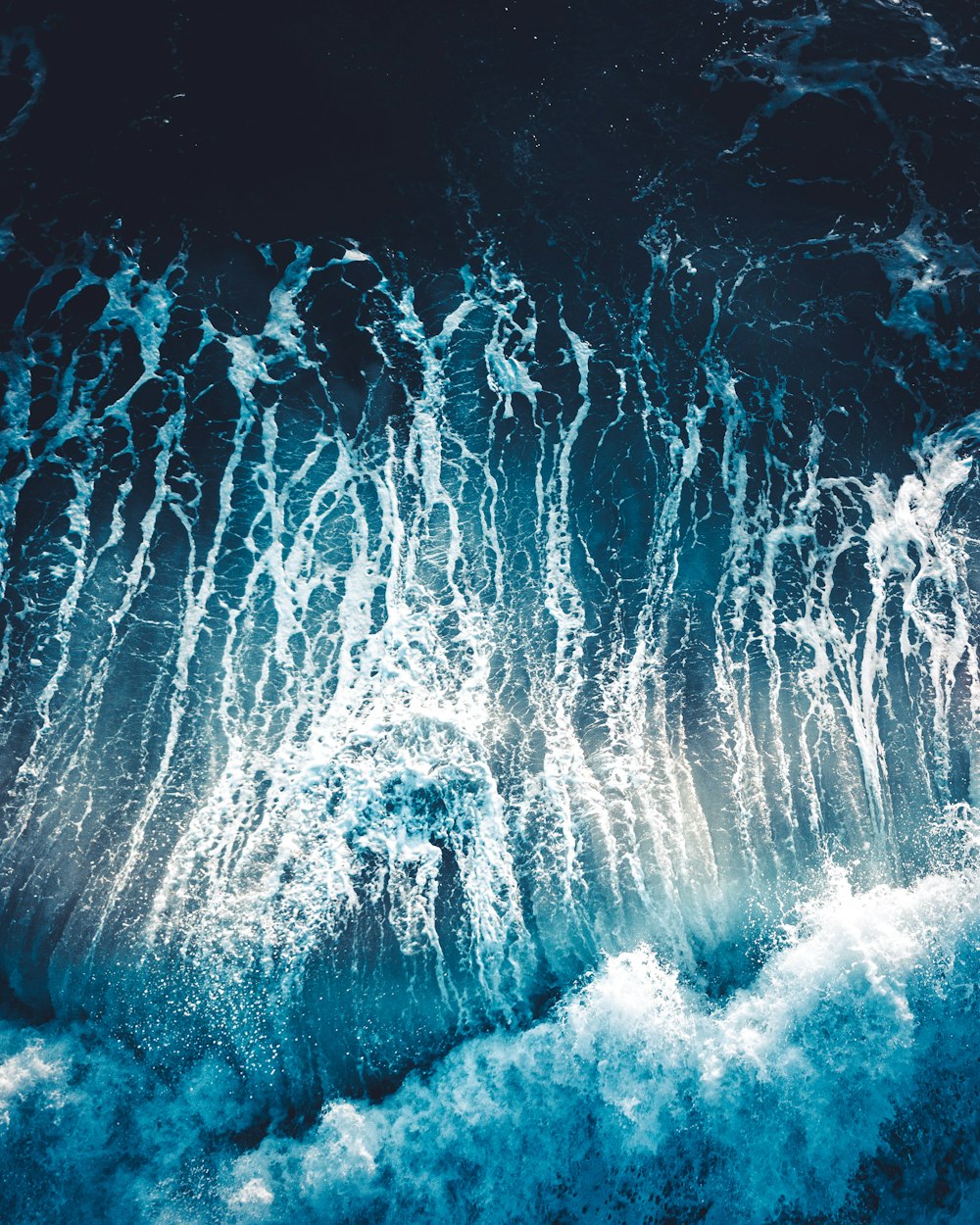 青と白の水の波
