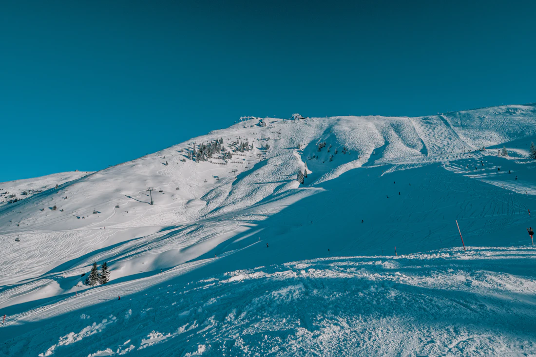 Besneeuwde berg onder een blauwe lucht bij Kirchberg in Tirol