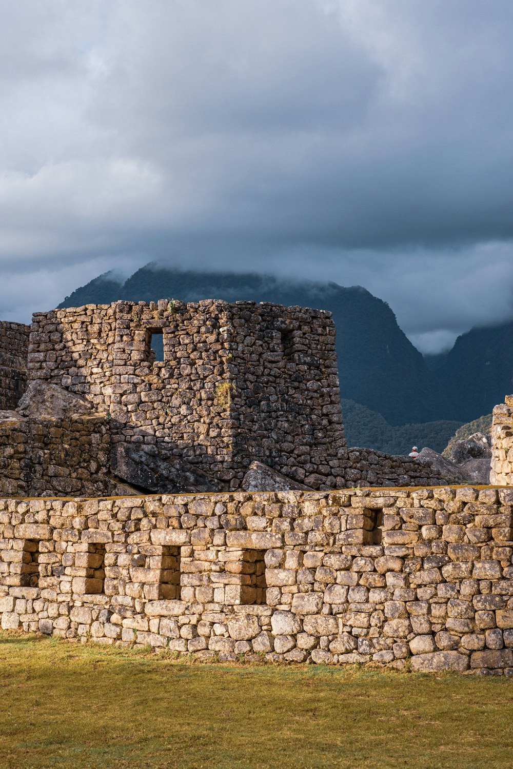 Pared de ladrillo marrón bajo cielo nublado durante el día