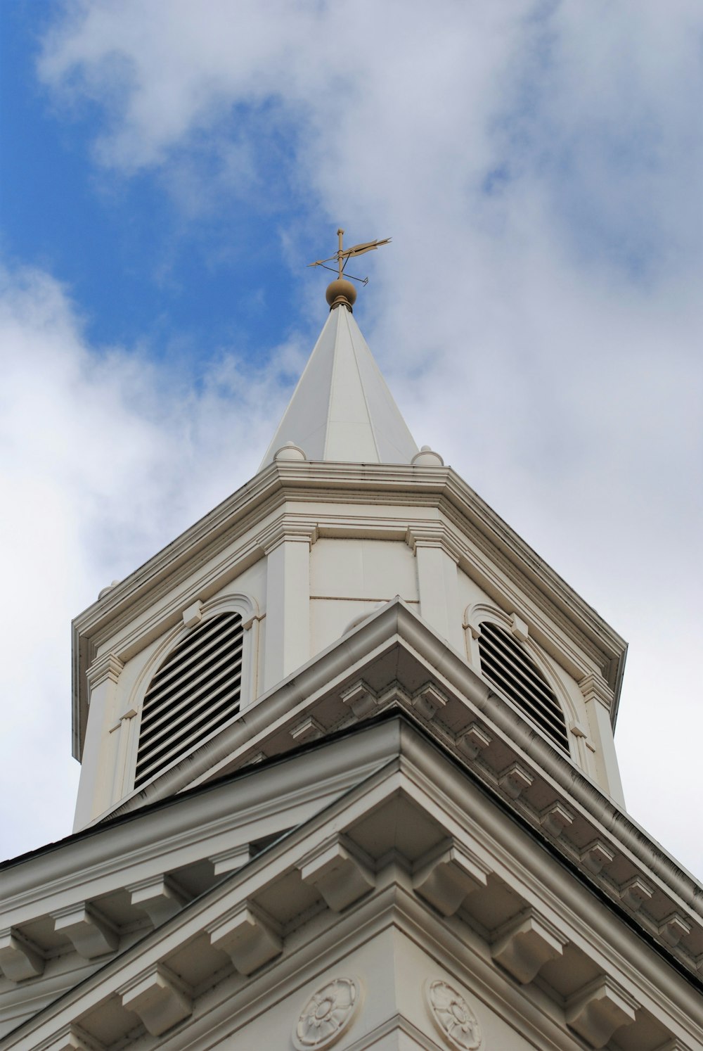 Église en béton blanc sous le ciel bleu pendant la journée