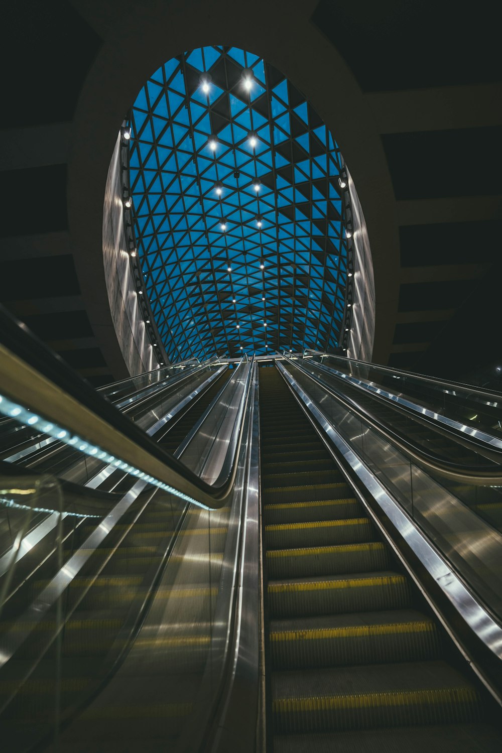 schwarz-blaue Wendeltreppe