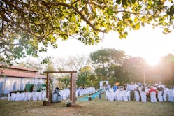 Boda al aire libre con decoración elegante y vista natural.