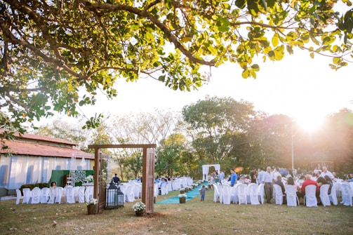 Boda al aire libre con decoración elegante y vista natural.