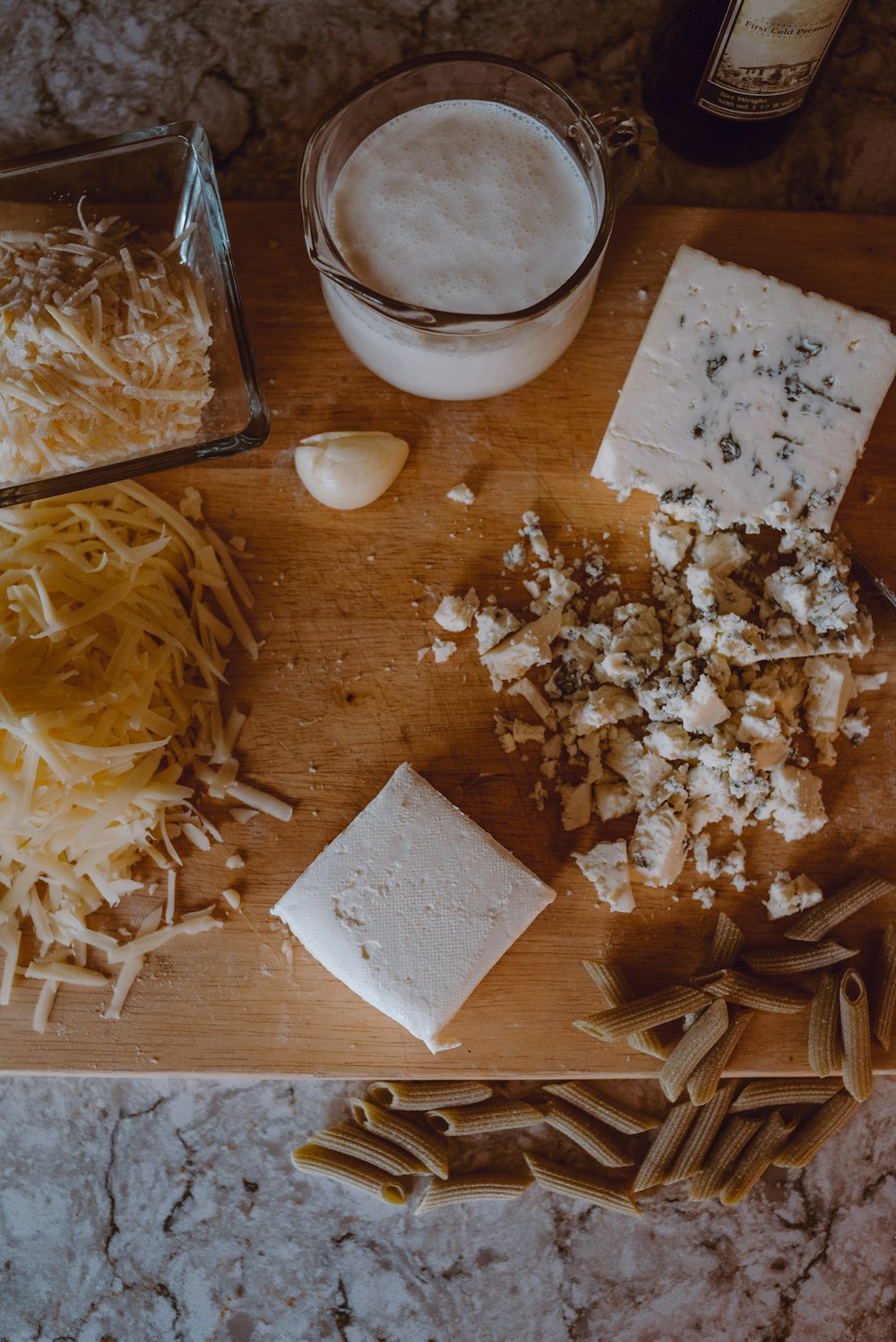 Pasta auf weißem Papier neben braunen Holzstäbchen
