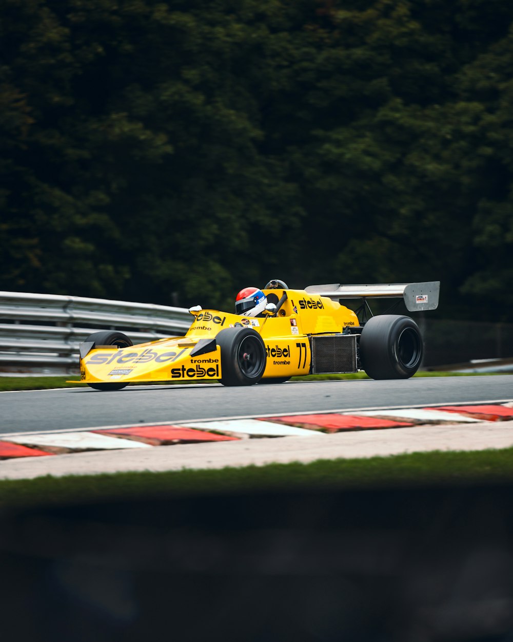 Voiture de F1 jaune et noire en piste pendant la journée