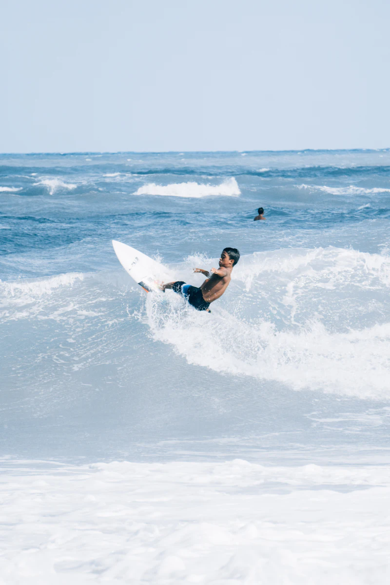 Surfista descendo uma onda
