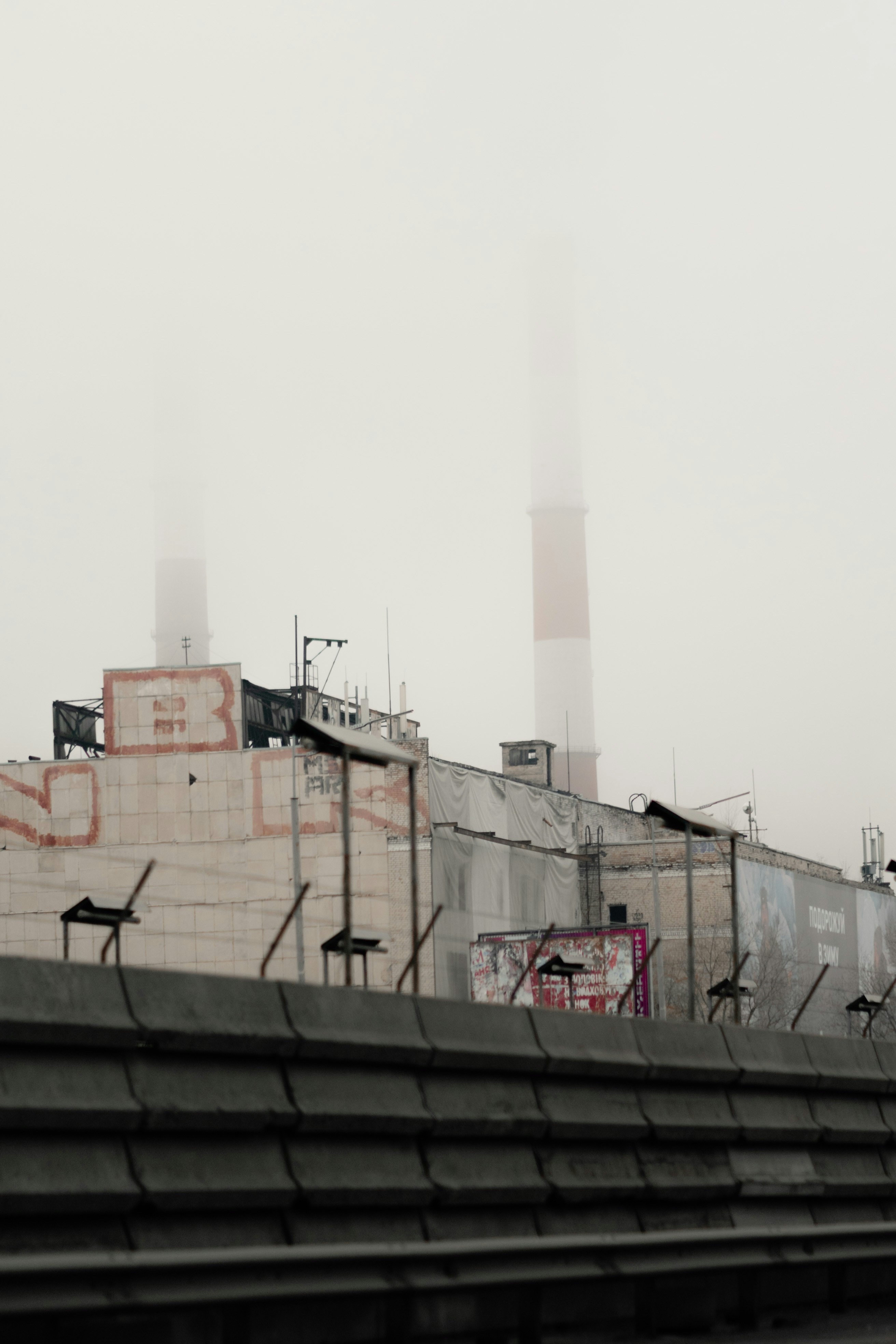 Urban smog sky wallpaper, ilustrasi artikel Smog & Skin: How Air Pollution Triggers Breakouts 7