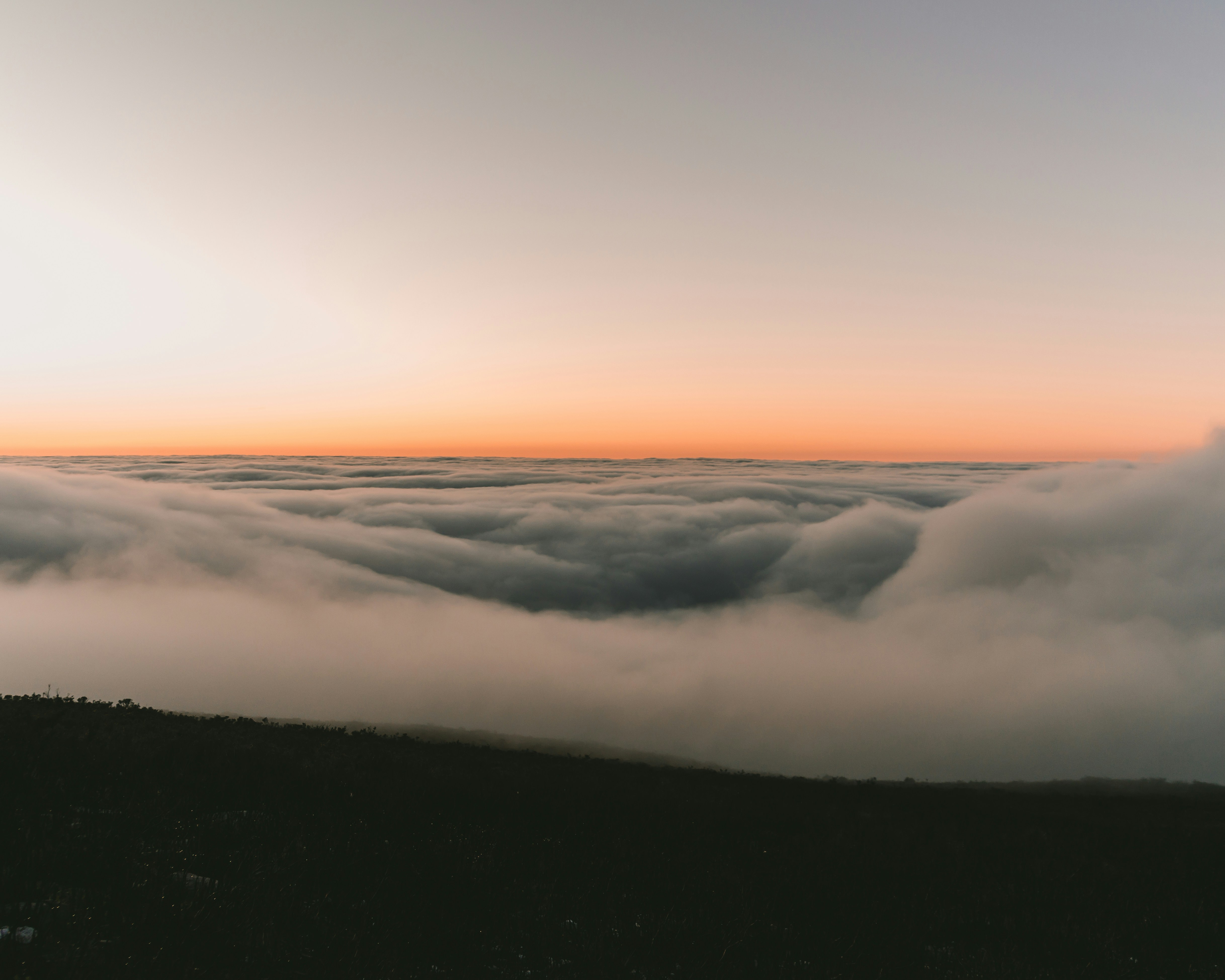 Weiße Wolken über dem Meer bei Sonnenuntergang
