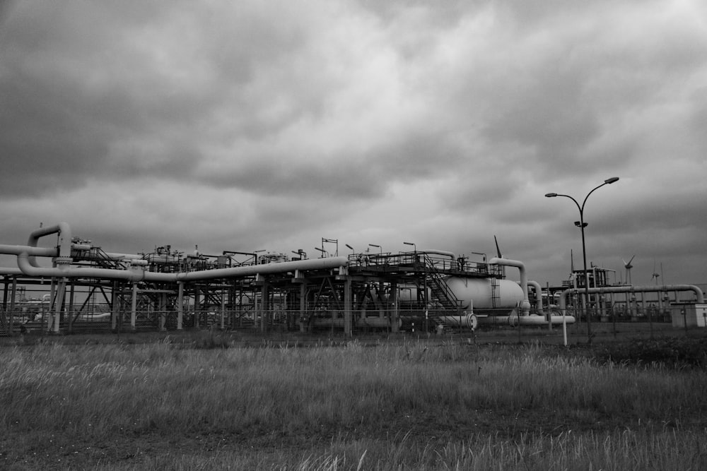 Photo en niveaux de gris d’un train sur les voies ferrées