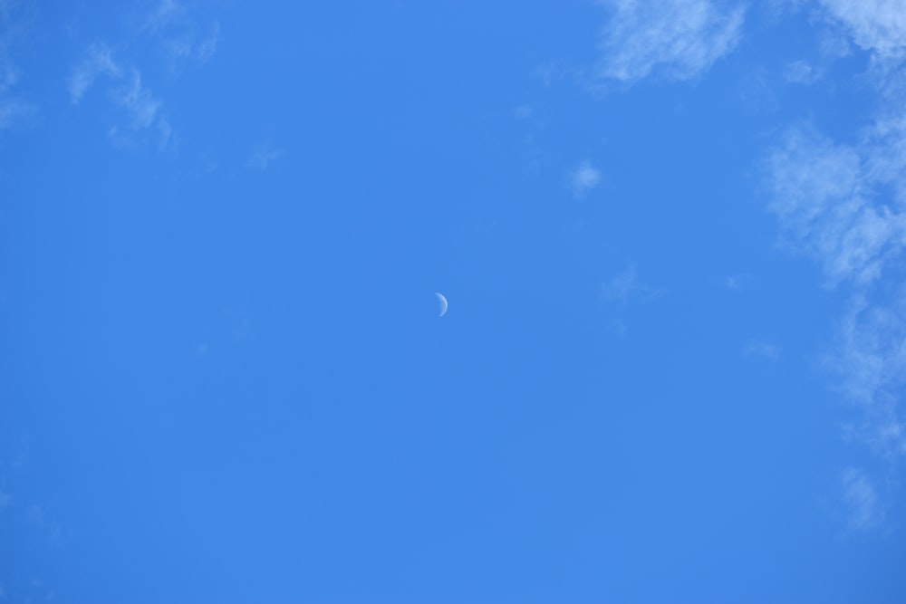 cielo azul con nubes blancas