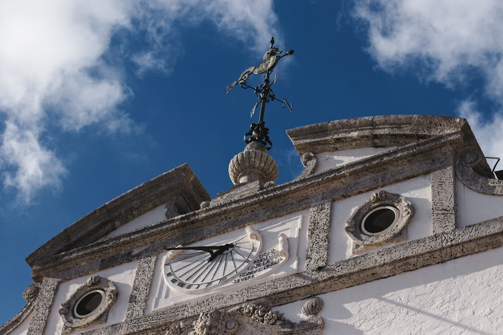 Edificio de hormigón marrón y blanco bajo el cielo azul durante el día