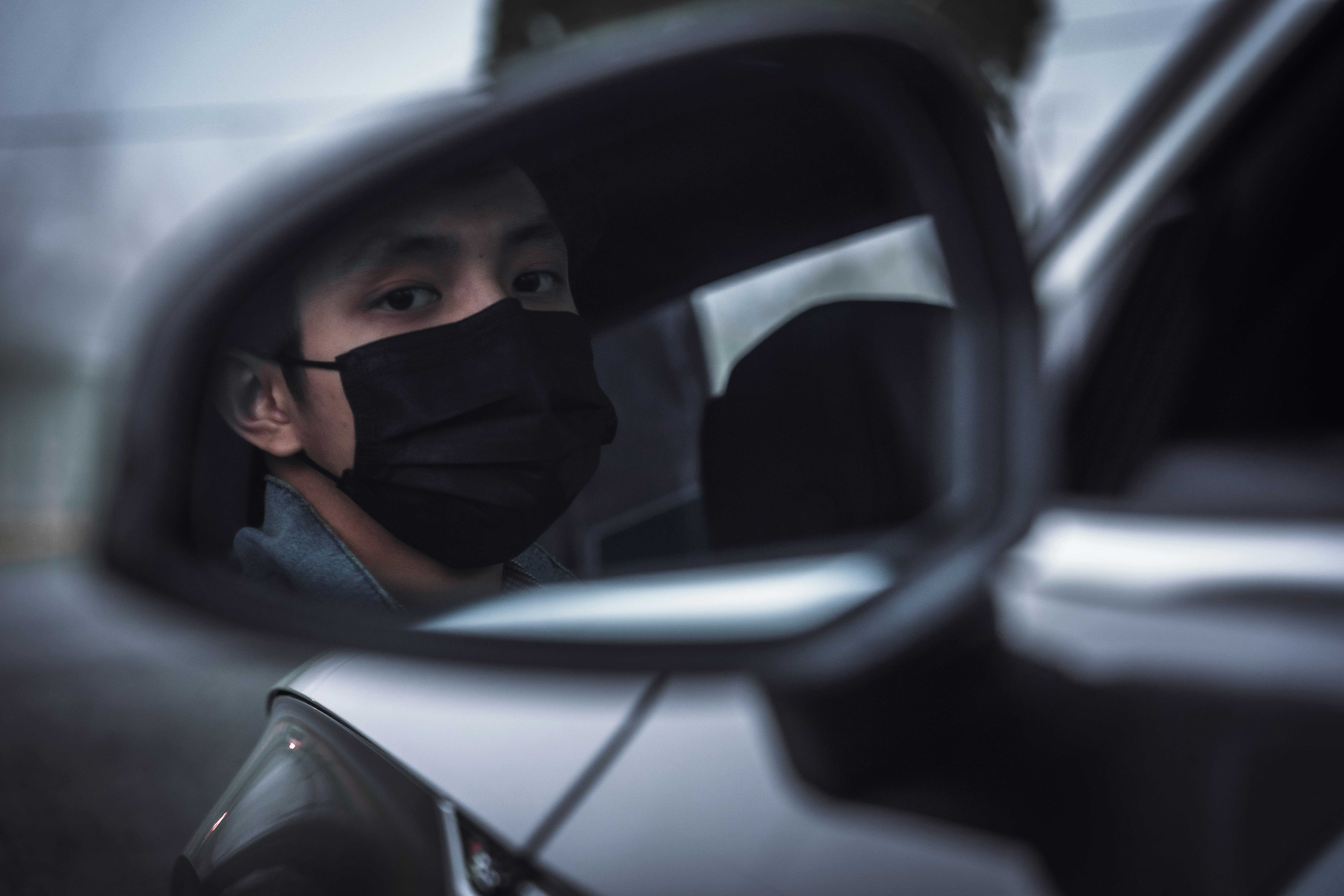 personne prenant une photo du rétroviseur latéral de la voiture