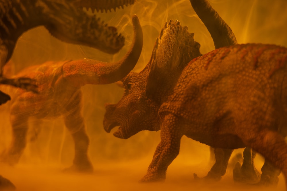 dinossauro marrom na areia marrom
