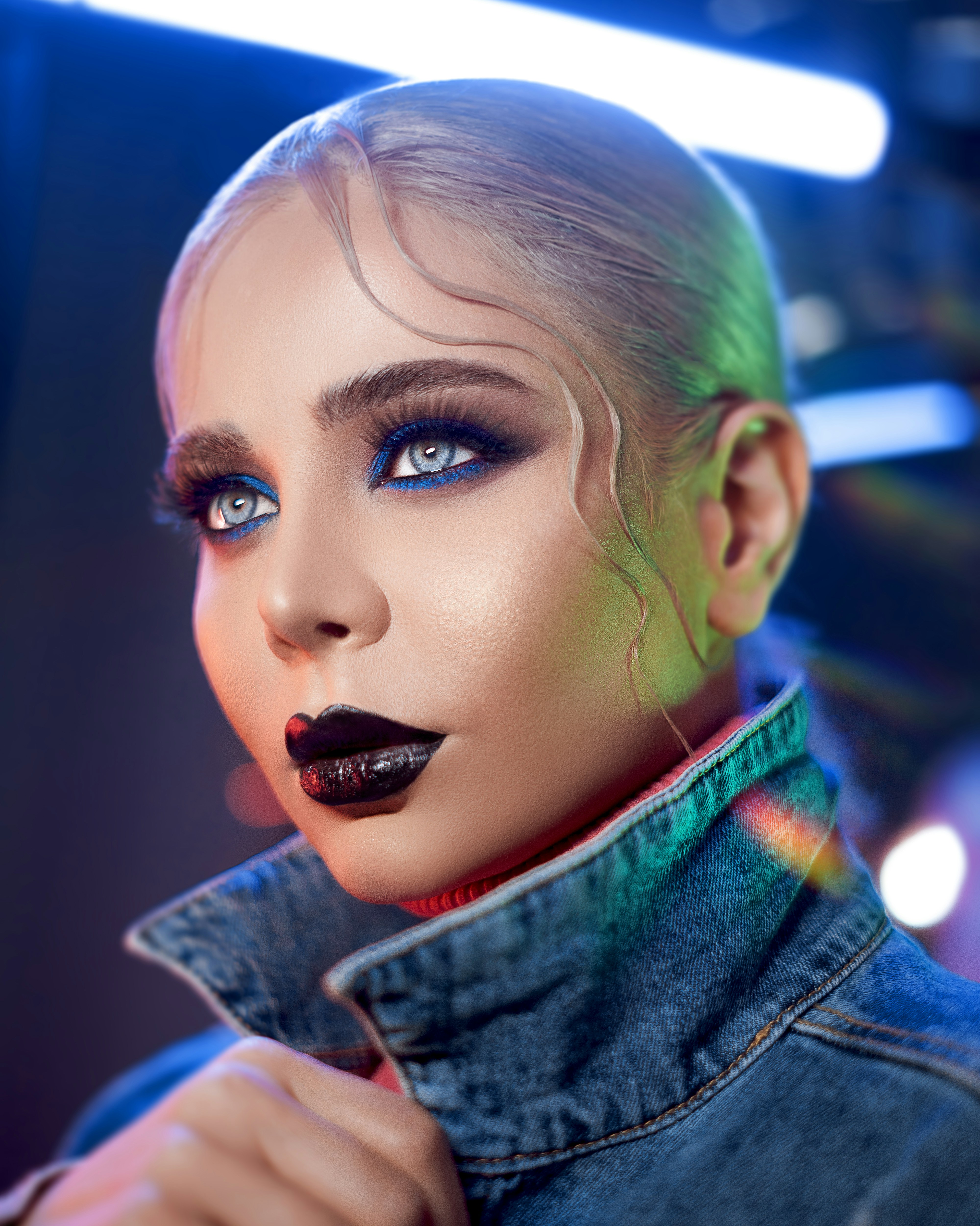 Wanita dengan jaket denim biru