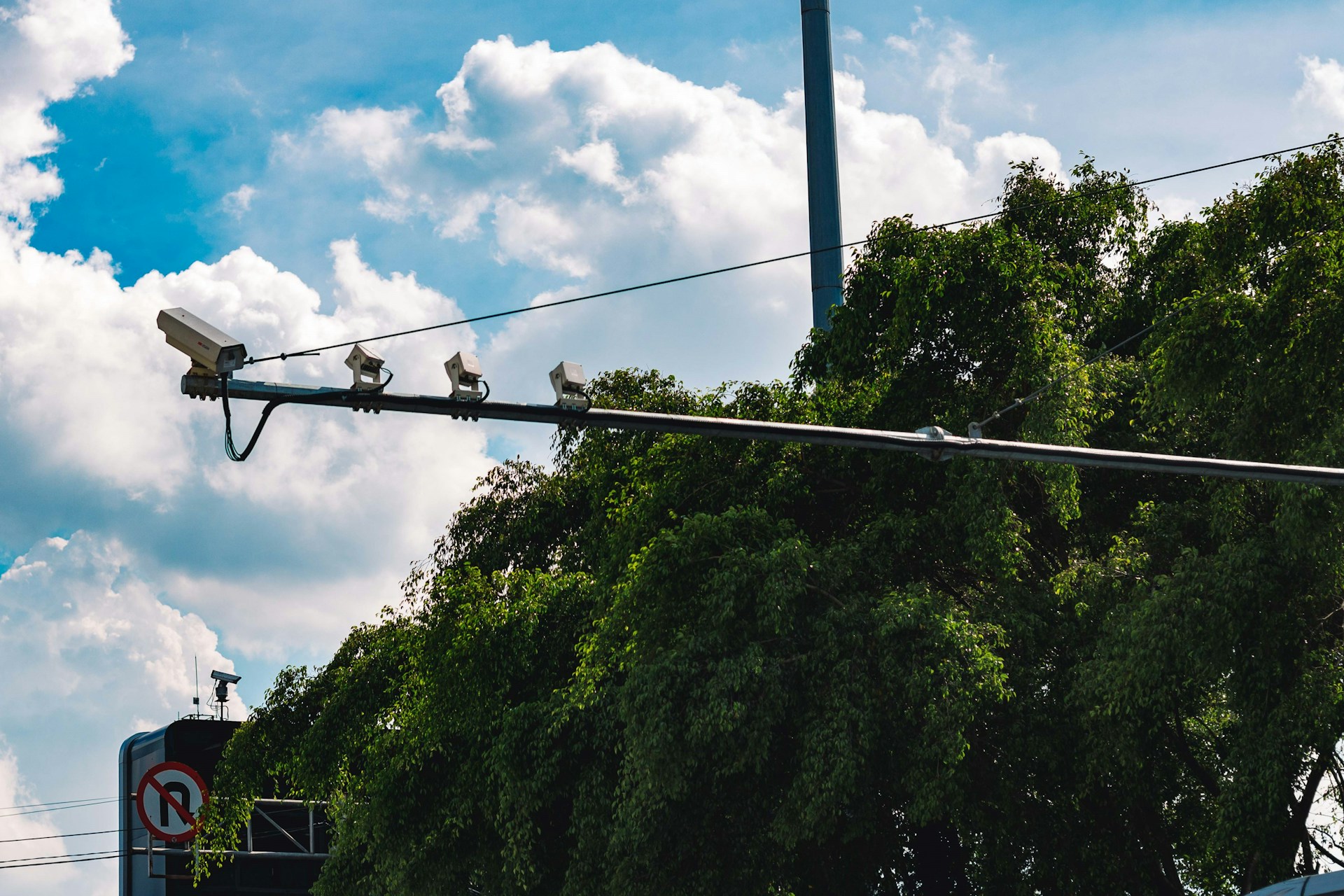 black and white bed linen