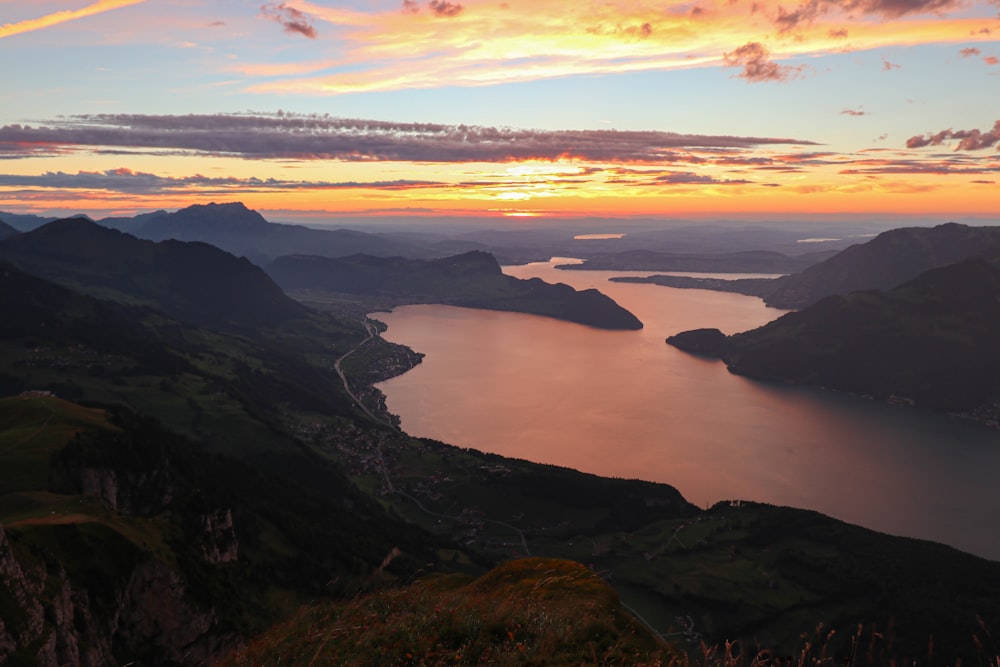 Vista aérea del lago durante la puesta del sol