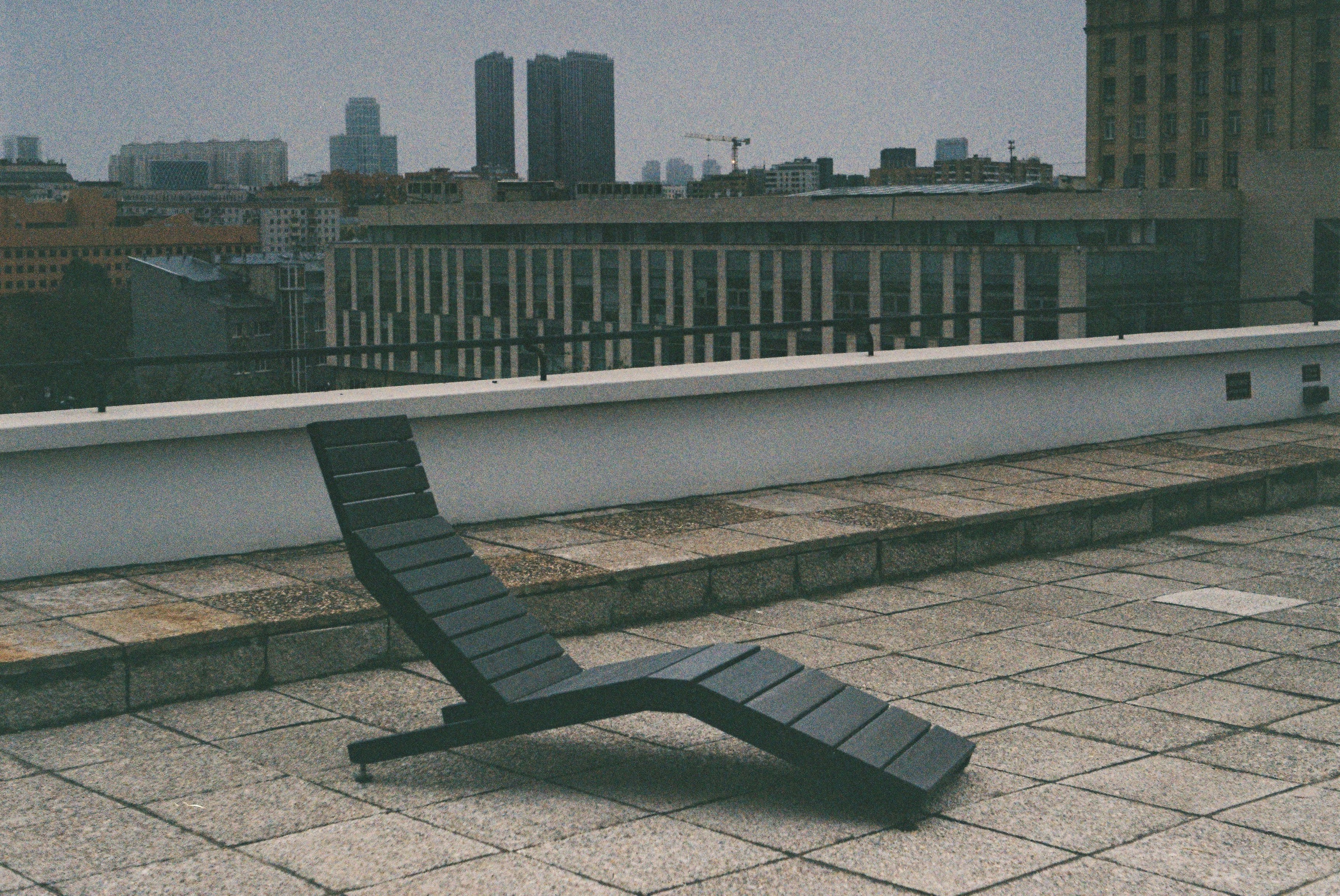 灰色のコンクリートの床に灰色の金属フレーム