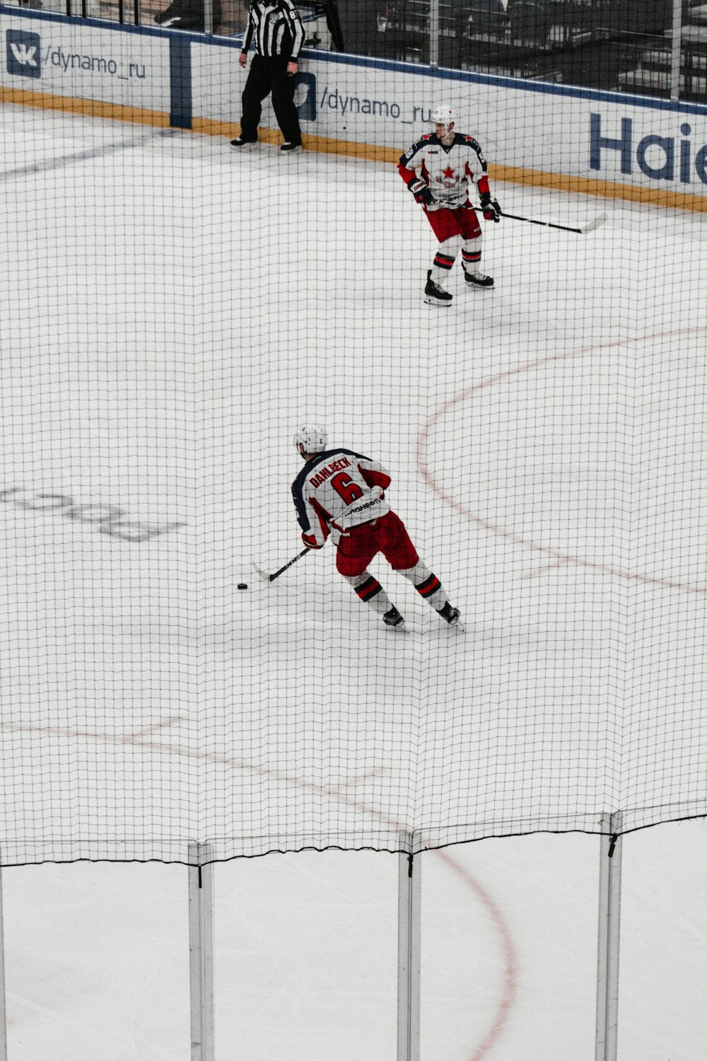 2 hombres jugando al hockey sobre hielo