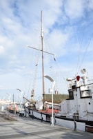 The trimaran’s mast folding smoothly as it approaches a narrow harbor.