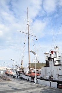 The trimaran’s mast folding smoothly as it approaches a narrow harbor.