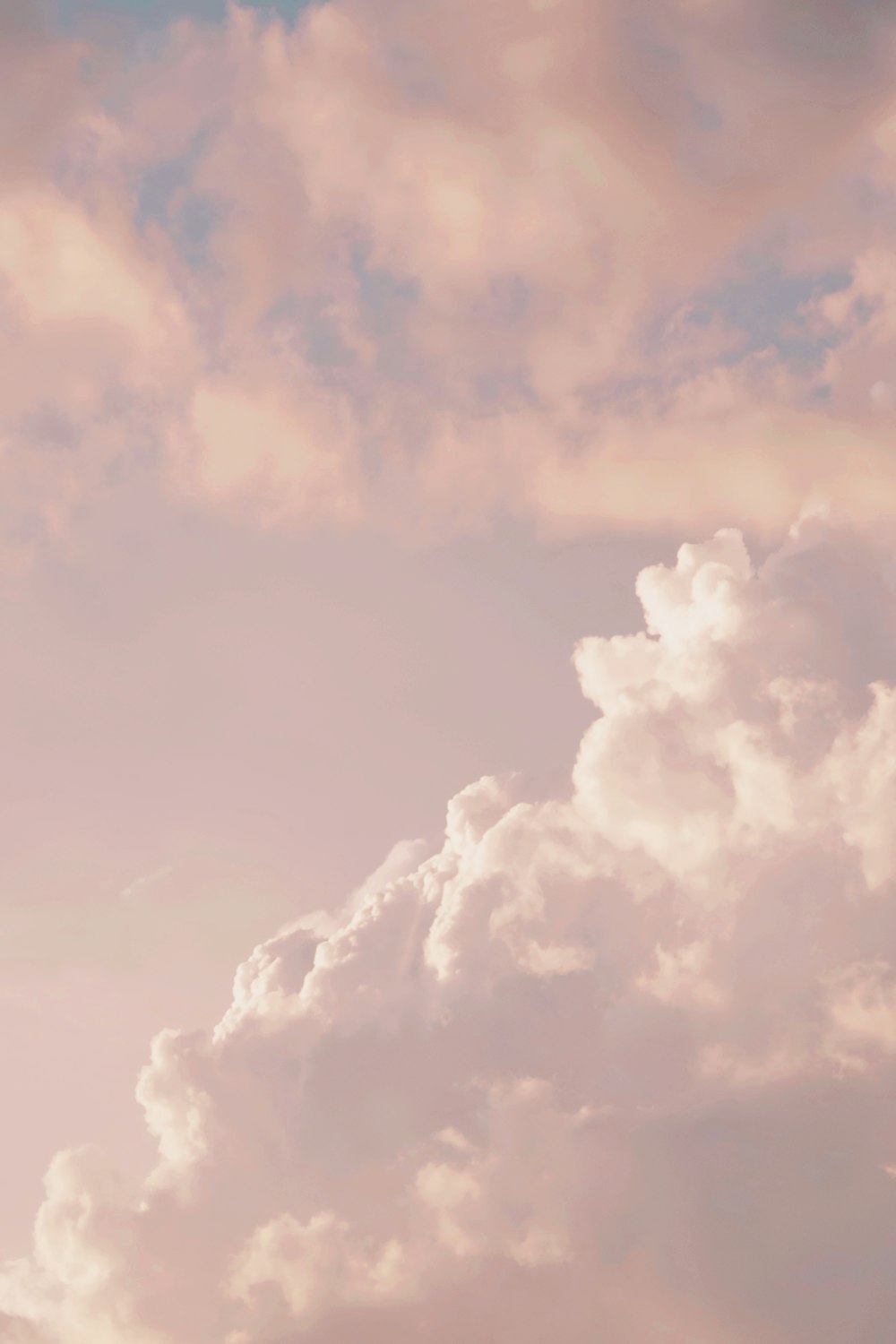 Nubes blancas y cielo azul durante el día