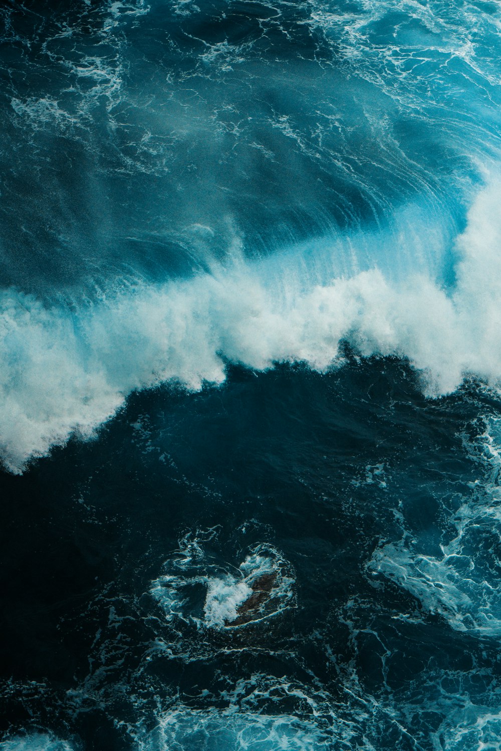 Les vagues de l’océan s’écrasent sur le rivage pendant la journée