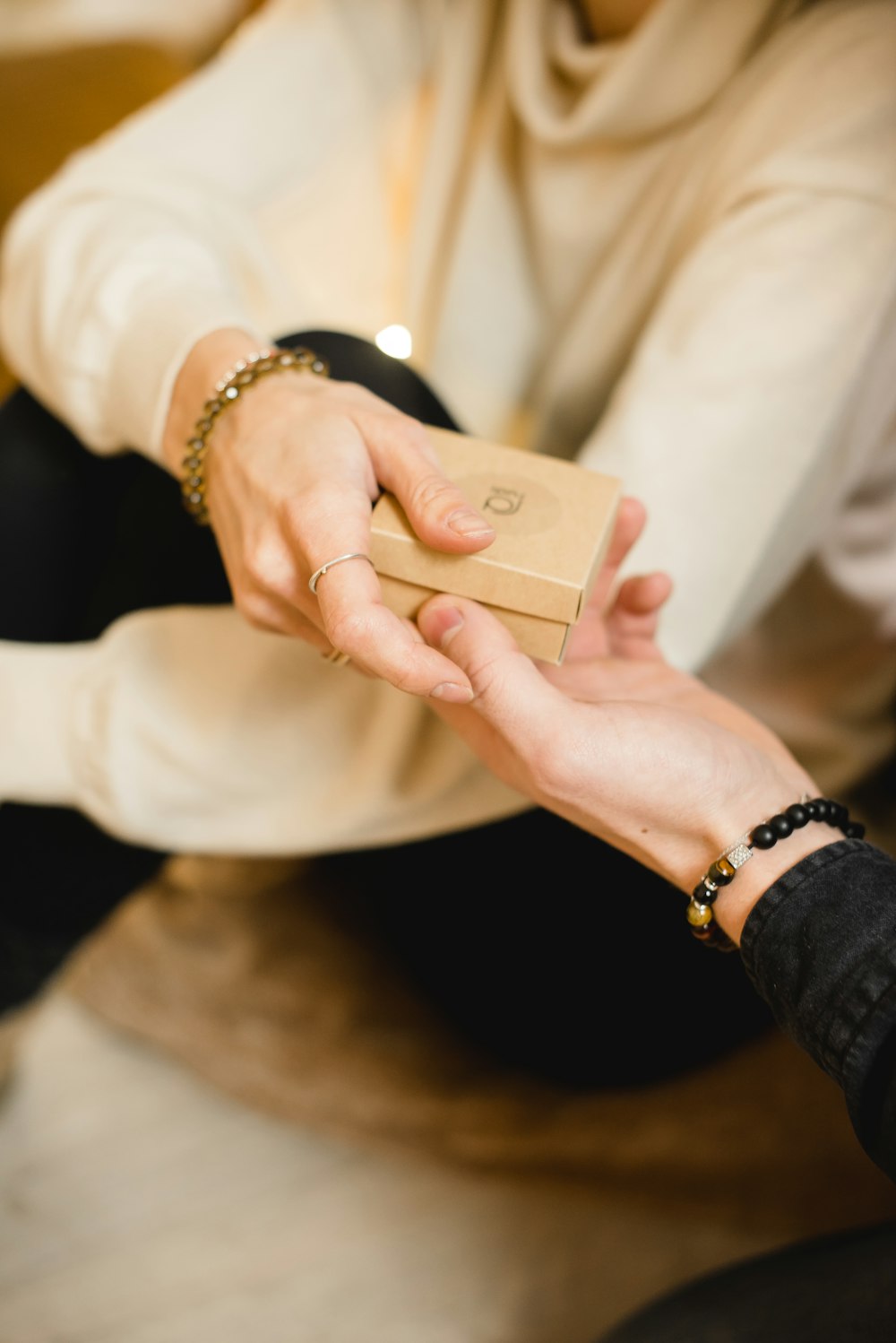 Persona in possesso di iPhone 6 d'oro