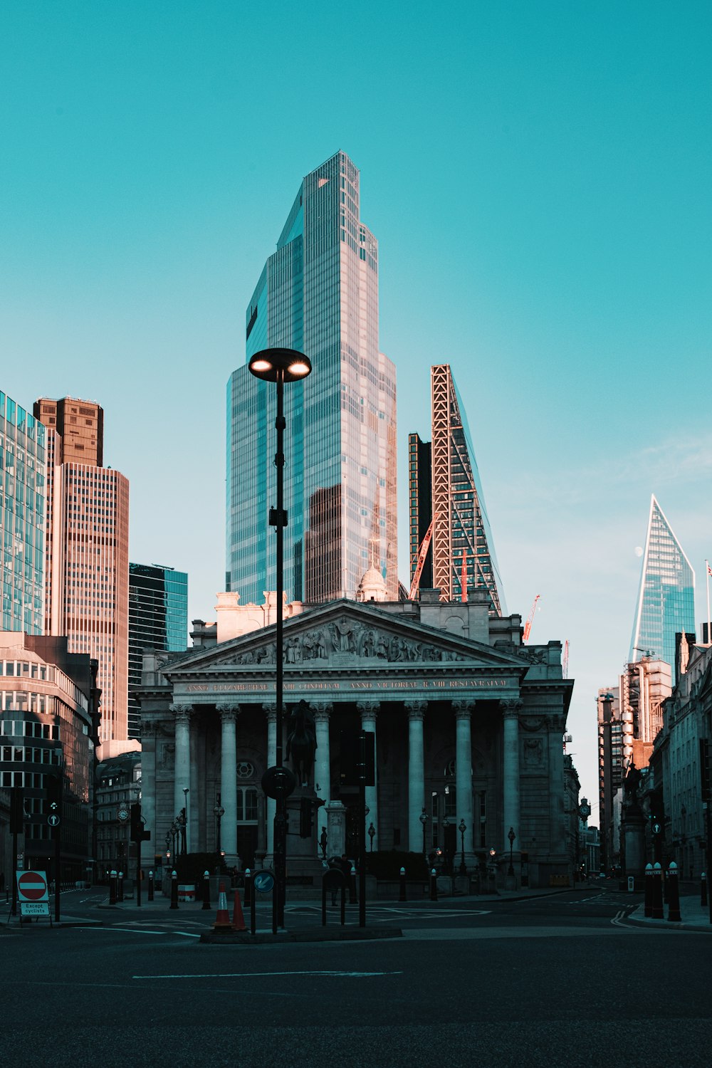 Stadtgebäude tagsüber unter blauem Himmel