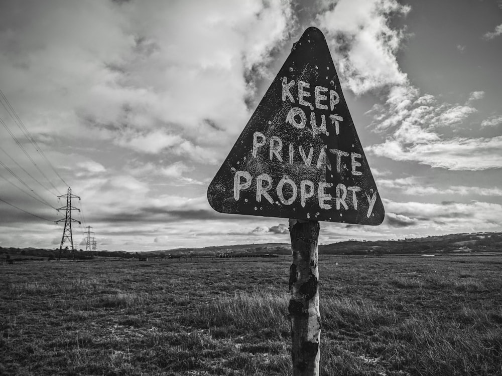 Ein Schwarz-Weiß-Foto eines Schildes mit der Aufschrift "Privateigentum fernhalten"
