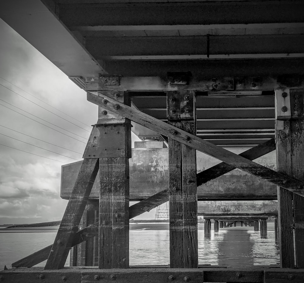 foto em tons de cinza da ponte sobre o rio