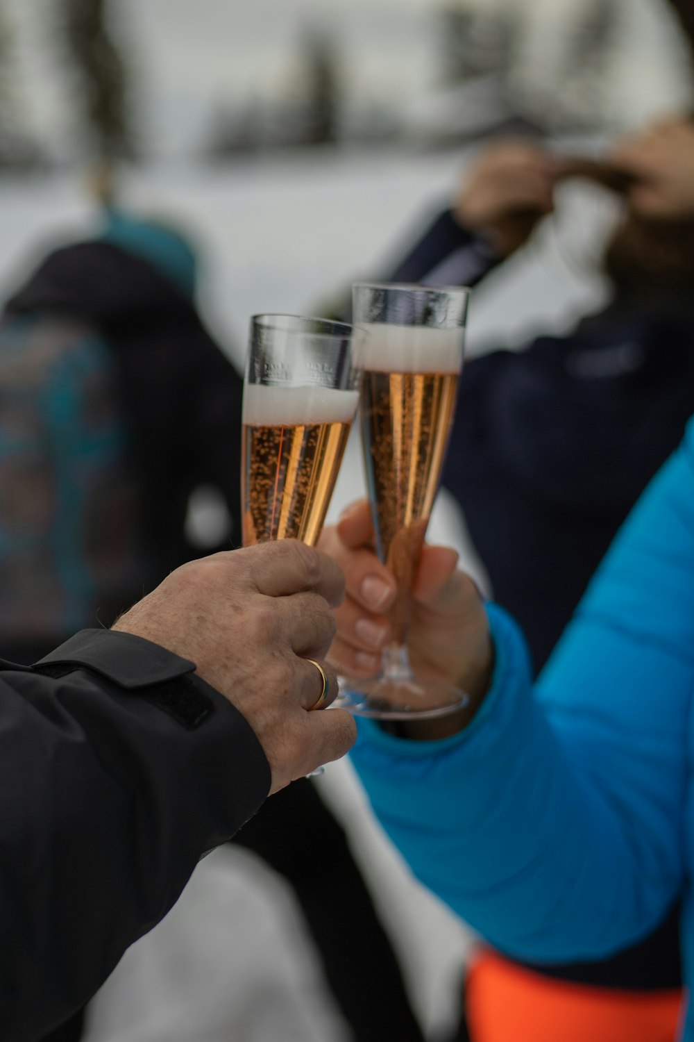 Persona sosteniendo un vaso transparente con cerveza