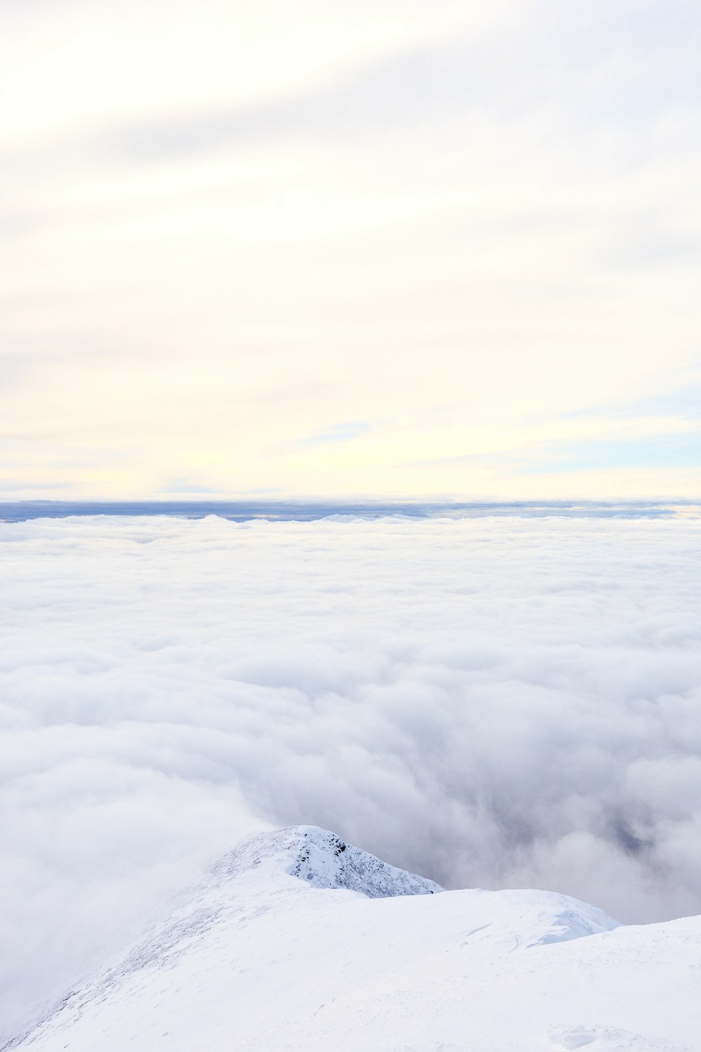 Weiße Wolken über schneebedecktem Boden tagsüber