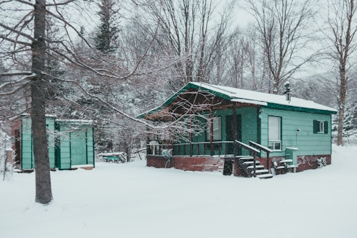 Ontario cottage in winter snow, illustrating steps to winterize your cottage.