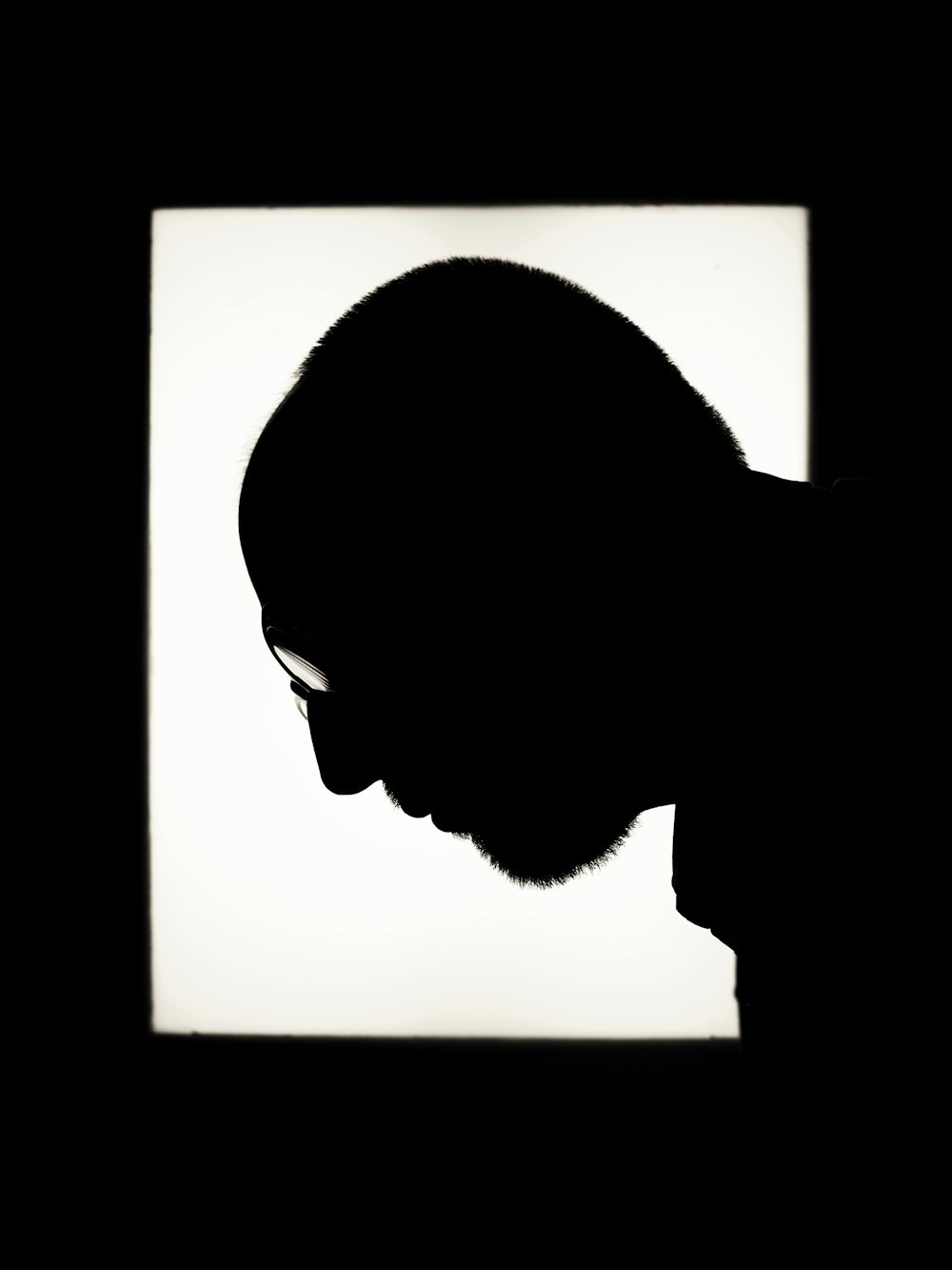 Silhouette eines Mannes, der zum Fenster schaut