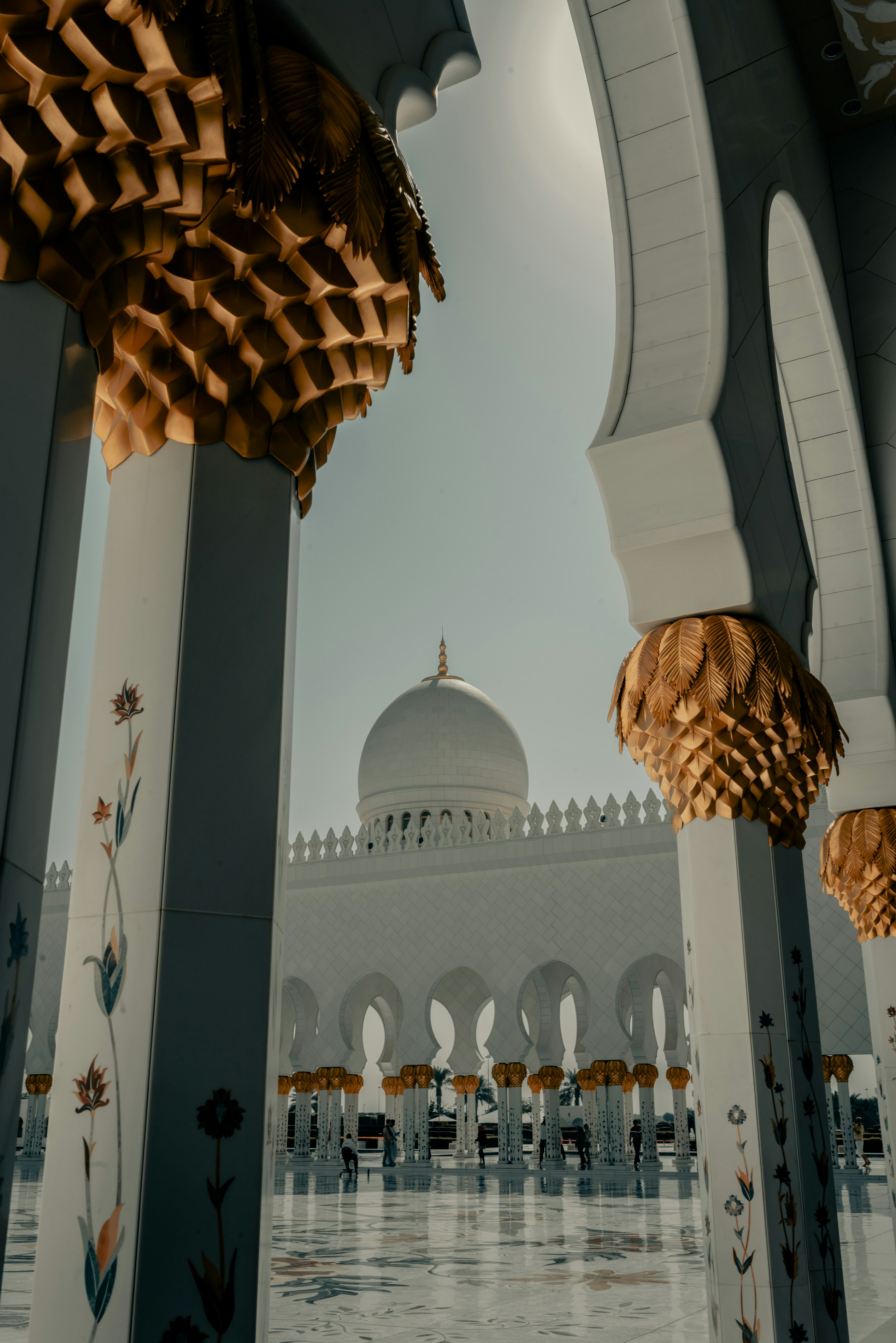 Inside the Sheikh Zayed Grand Mosque 1/2 (IG: @clay.banks)