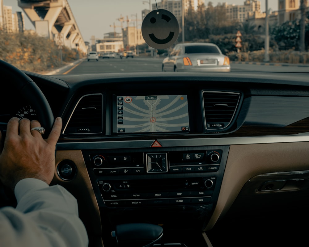 persona que conduce el coche durante el día