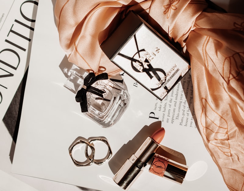 Sticlă de parfum pe o foaie albă