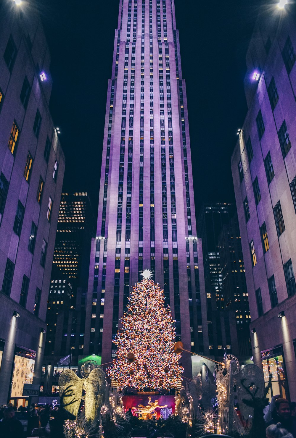 Giáng sinh New York là một trải nghiệm cực kỳ đặc biệt, và hình ảnh về những hộp quà, những bông tuyết và ánh đèn lấp lánh chắc chắn sẽ khiến bạn tràn đầy cảm xúc!